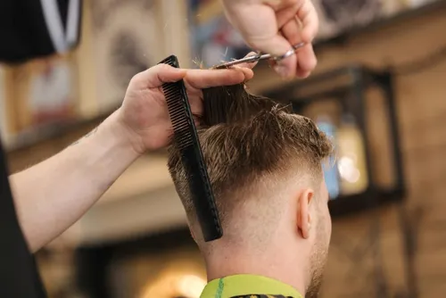 Tall skin fade realitzat en barberia